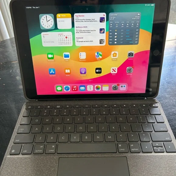 7th Gen iPad Bundle with keyboard and pencil - Picture 9 of 10